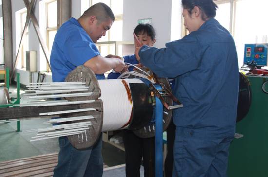 變壓器車間工人進行技能培訓(xùn)考試
